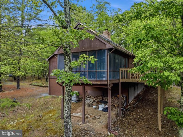 560 MOSS LN, Great Cacapon, WV 25422