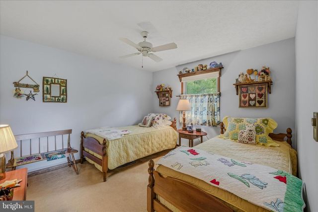 560 MOSS LN, Great Cacapon, WV 25422