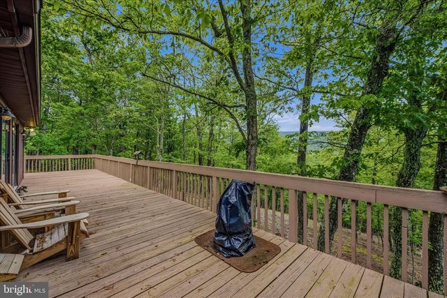 560 MOSS LN, Great Cacapon, WV 25422