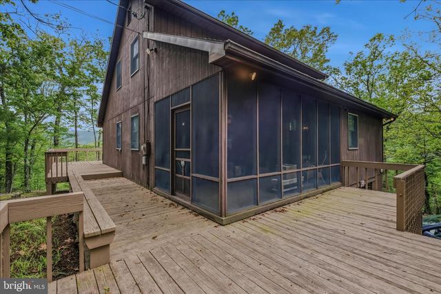 560 MOSS LN, Great Cacapon, WV 25422