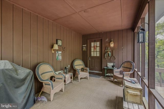 560 MOSS LN, Great Cacapon, WV 25422