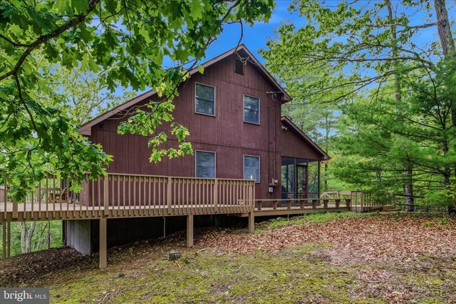 560 MOSS LN, Great Cacapon, WV 25422