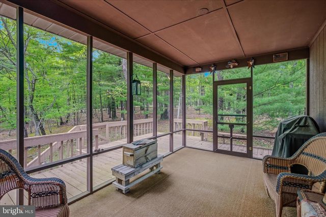 560 MOSS LN, Great Cacapon, WV 25422