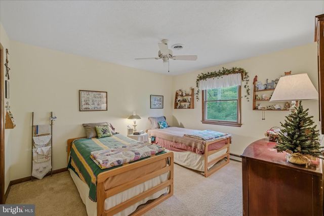560 MOSS LN, Great Cacapon, WV 25422