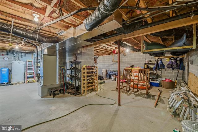 560 MOSS LN, Great Cacapon, WV 25422