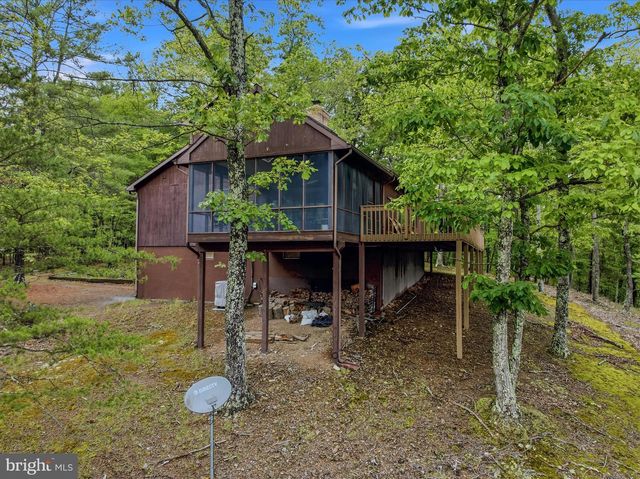 560 MOSS LN, Great Cacapon, WV 25422