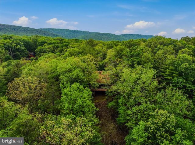 560 MOSS LN, Great Cacapon, WV 25422