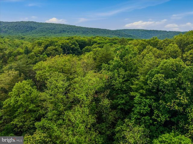 560 MOSS LN, Great Cacapon, WV 25422