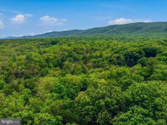 560 MOSS LN, Great Cacapon, WV 25422