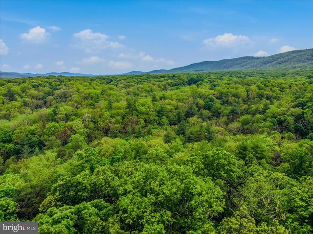 560 MOSS LN, Great Cacapon, WV 25422
