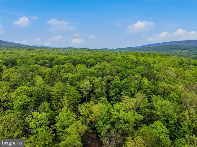 560 MOSS LN, Great Cacapon, WV 25422