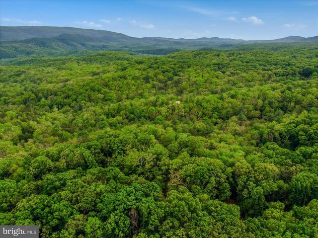 560 MOSS LN, Great Cacapon, WV 25422