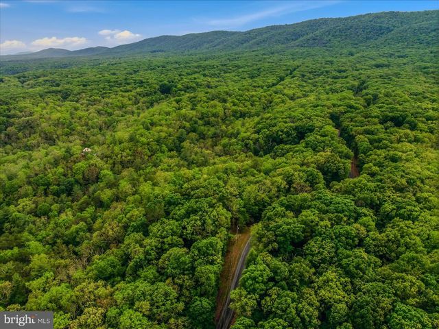 560 MOSS LN, Great Cacapon, WV 25422