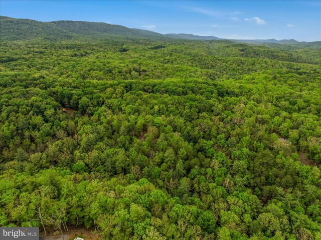 560 MOSS LN, Great Cacapon, WV 25422