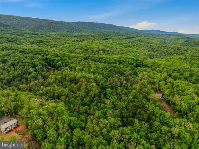 560 MOSS LN, Great Cacapon, WV 25422
