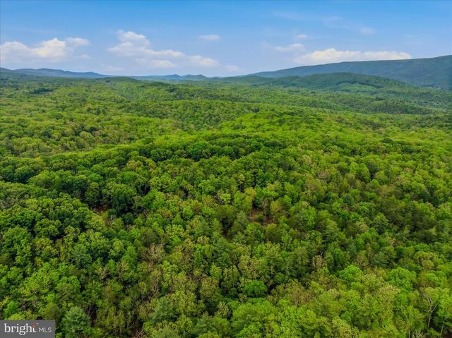 560 MOSS LN, Great Cacapon, WV 25422