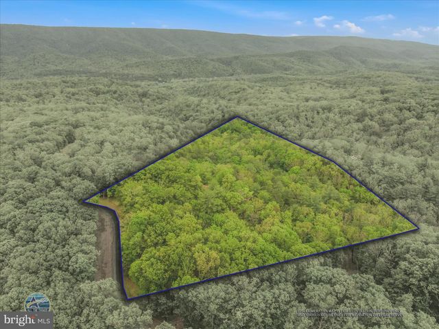 560 MOSS LN, Great Cacapon, WV 25422