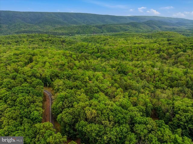 560 MOSS LN, Great Cacapon, WV 25422