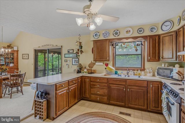 560 MOSS LN, Great Cacapon, WV 25422