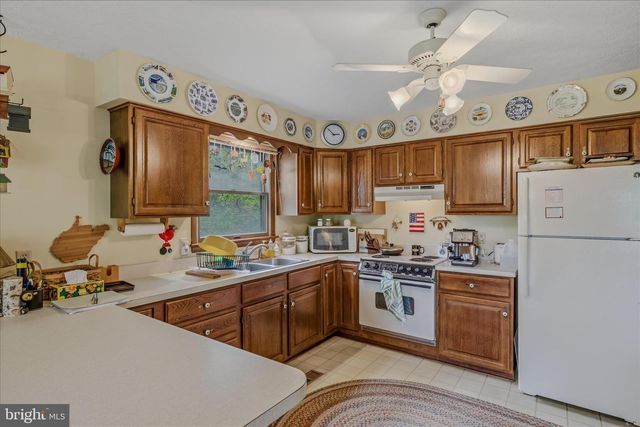 560 MOSS LN, Great Cacapon, WV 25422