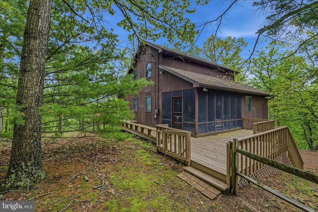 560 MOSS LN, Great Cacapon, WV 25422