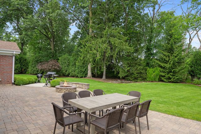 6 Deer Run, Lincolnshire, IL 60069