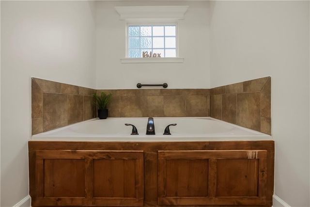 804 N 168th Street, Basehor, KS 66007