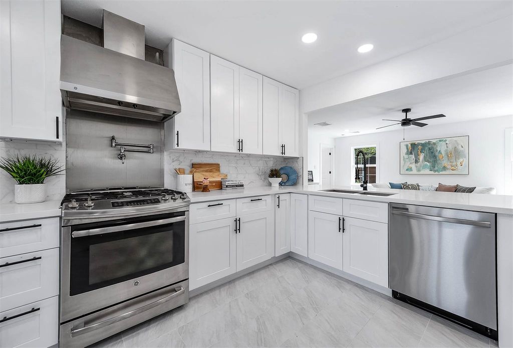 6319 Woodbrook Lane, Houston, TX 77008