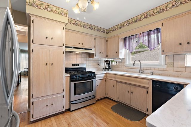 9020 S 49th Avenue, Oak Lawn, IL 60453