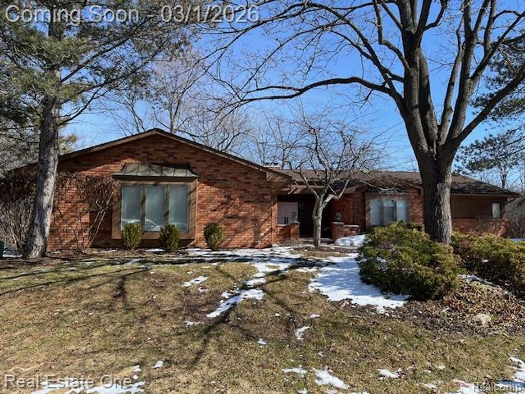 6323 Drakeshire Lane, West Bloomfield, MI 48322