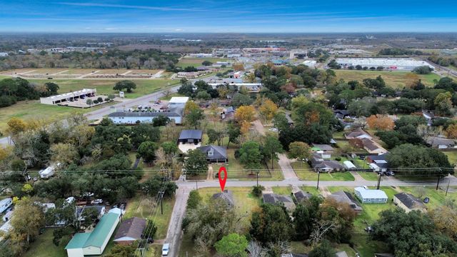 125 N Shirley St, Alvin, TX 77511