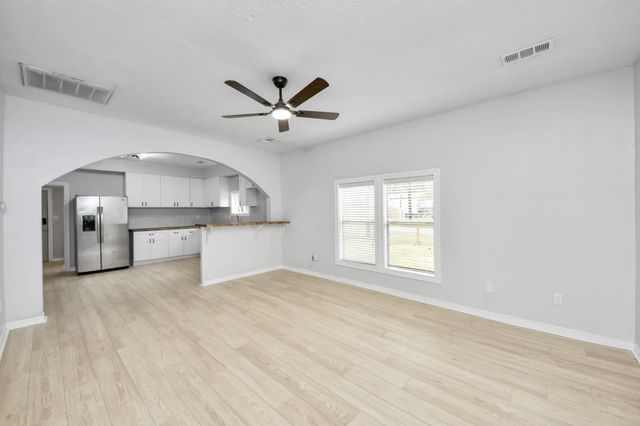 125 N Shirley St, Alvin, TX 77511