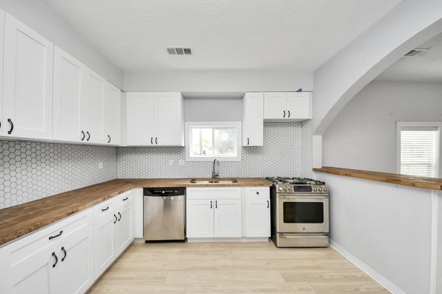 125 N Shirley St, Alvin, TX 77511