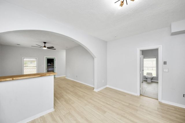 125 N Shirley St, Alvin, TX 77511