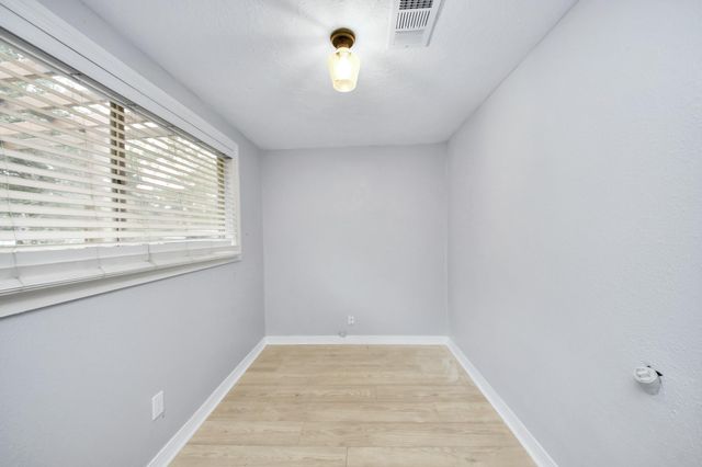 125 N Shirley St, Alvin, TX 77511