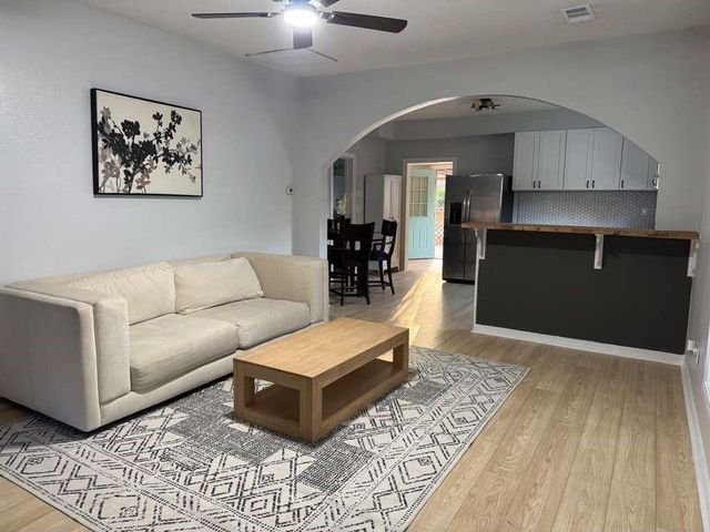 125 N Shirley St, Alvin, TX 77511