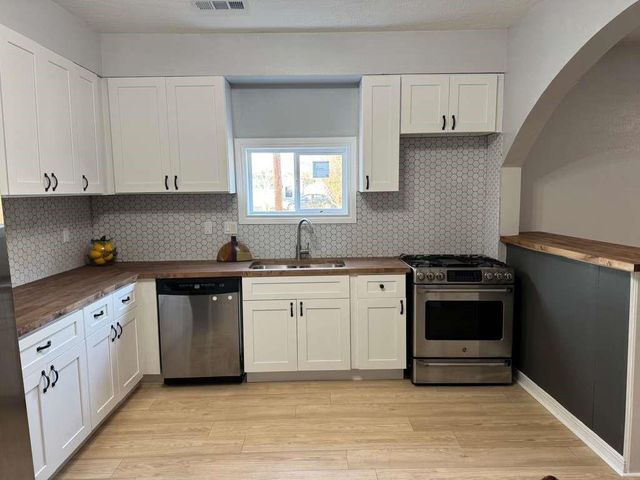 125 N Shirley St, Alvin, TX 77511