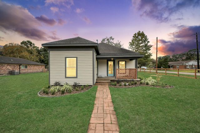 125 N Shirley St, Alvin, TX 77511