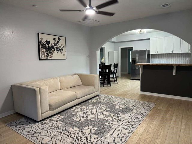 125 N Shirley St, Alvin, TX 77511