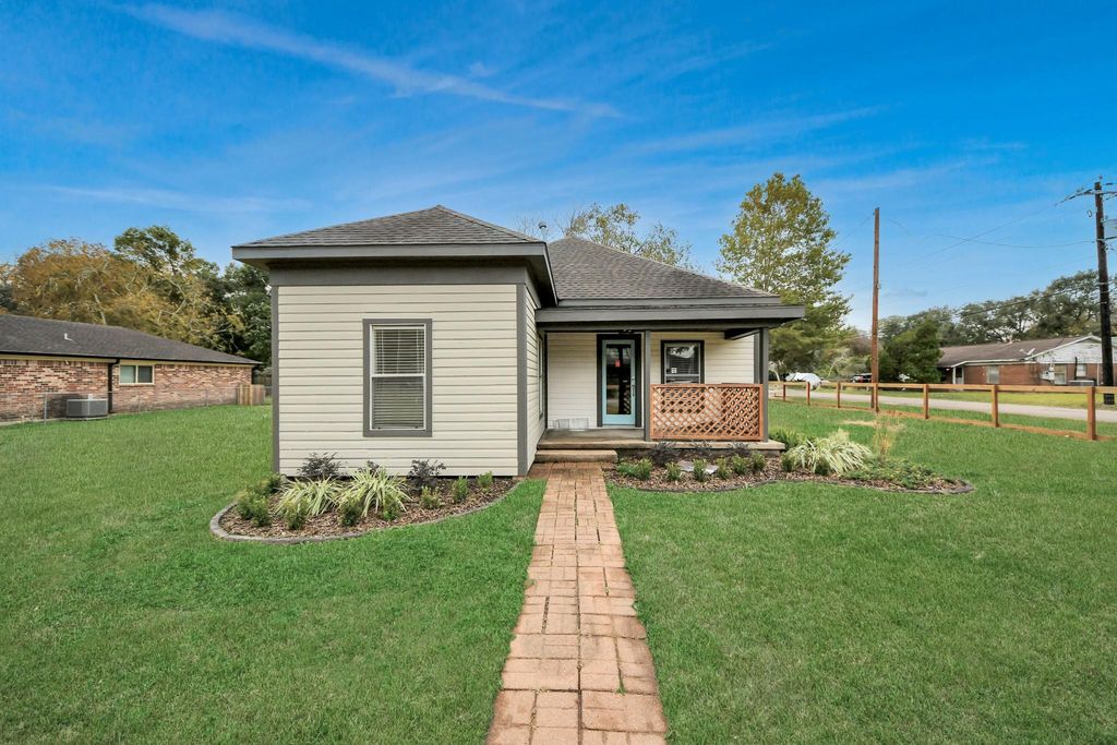 125 N Shirley St, Alvin, TX 77511