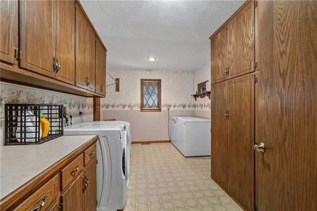 21898 Sunflower Road, Edgerton, KS 66021