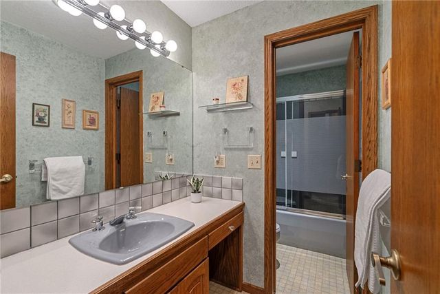 21898 Sunflower Road, Edgerton, KS 66021