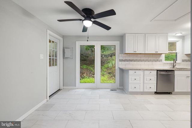 247 MARSDEN HEIGHTS RD, Linden, VA 22642