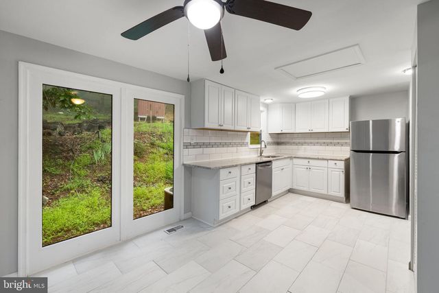 247 MARSDEN HEIGHTS RD, Linden, VA 22642