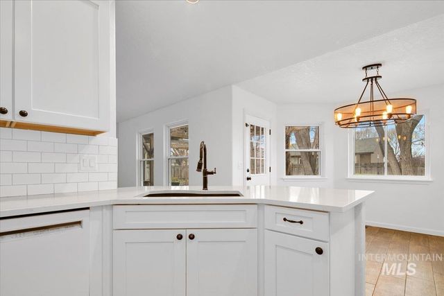 411 Hawthorne St, Nampa, ID 83686