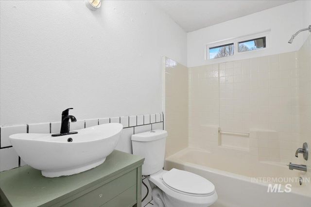 411 Hawthorne St, Nampa, ID 83686