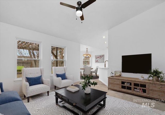 411 Hawthorne St, Nampa, ID 83686