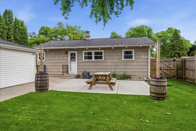 733 9th STREET, Grafton, WI 53024