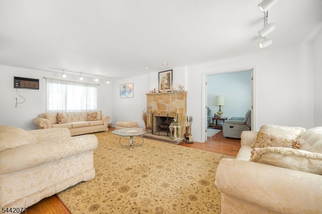 15 E Pierrepont Ave, Rutherford Boro, NJ 07070 — photo 2
