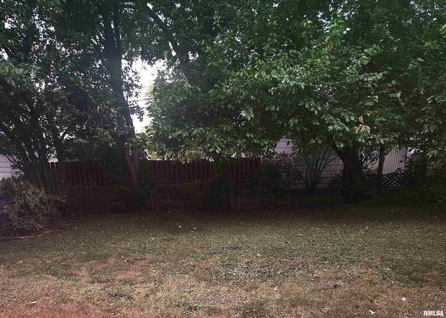 620 E ASH Street, Canton, IL 61520